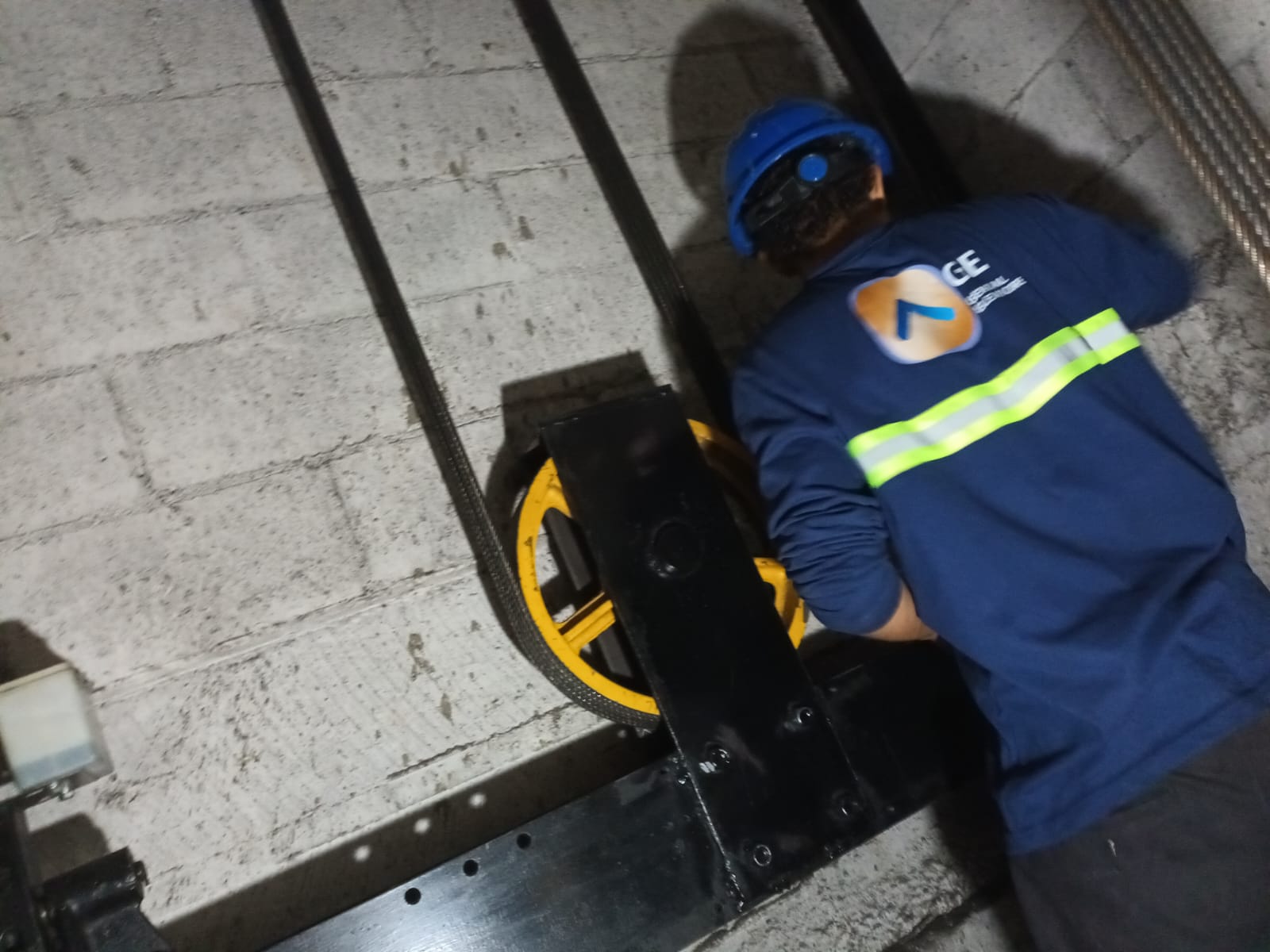 Técnico de GE Elevadores en mantenimiento